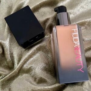 Huda Beauty Liquid Foundation -